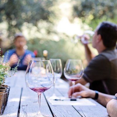 mensen bij een wijnproeverij